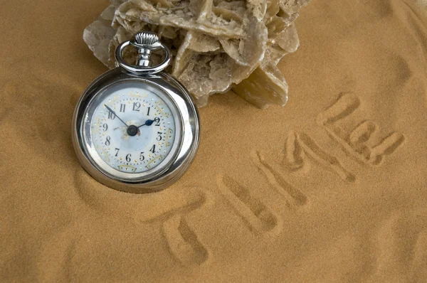 Staré hodinky v písku pouště sahara — Stock fotografie