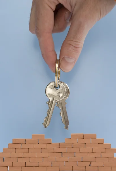Nyckel med en tegelvägg — Stockfoto