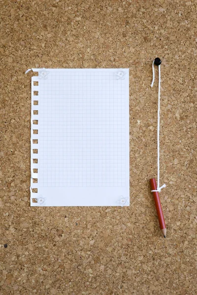 Prázdné notebook list připnul na nástěnce — Stock fotografie