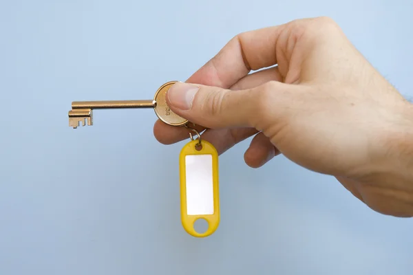 Ruka držící klíč — Stock fotografie