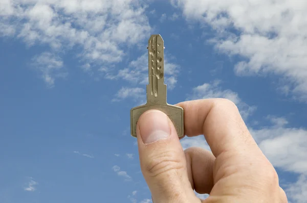 Ręka trzymająca klucz — Zdjęcie stockowe