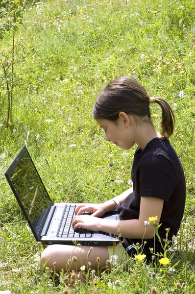 Bilgisayarlı genç kız — Stok fotoğraf