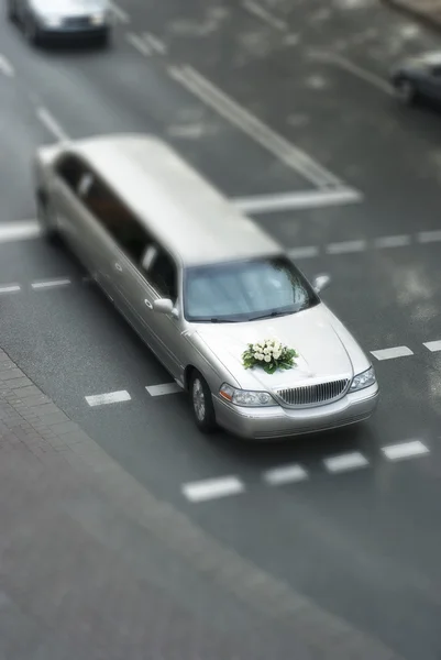 Tilt shift wedding limousine on street — Stock Photo, Image