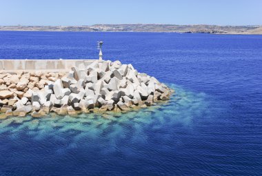 limana dalga grevler korumak için siper