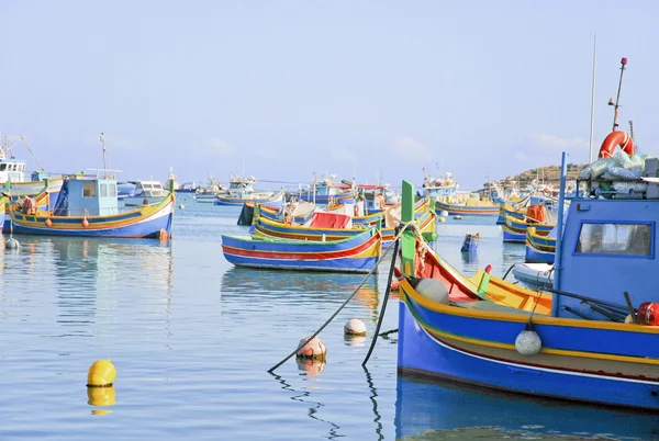 renkli balıkçı tekneleri, liman Malta