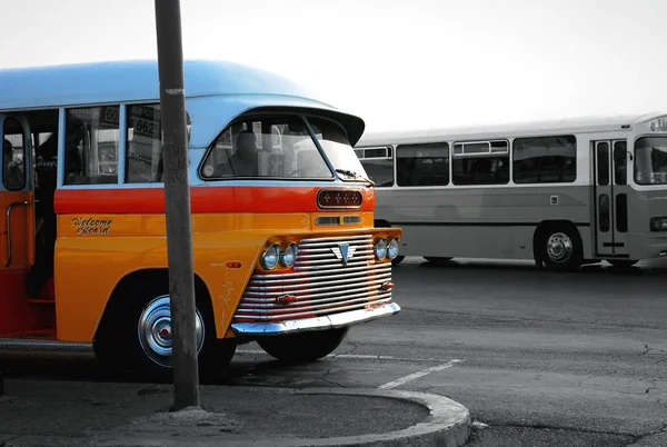 Stary Maltański autobus na przystanku — Zdjęcie stockowe