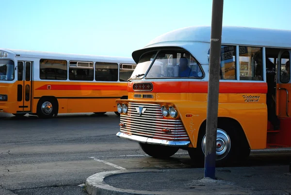 Old Maltese bus at bus stop — Stock Photo, Image