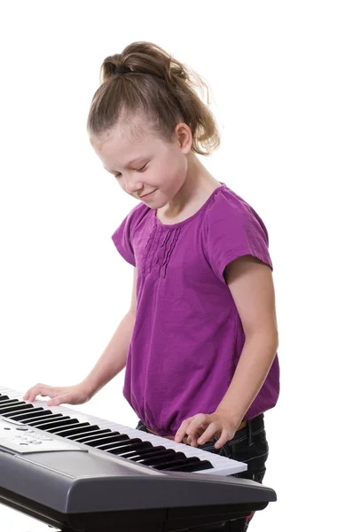 Tutup gadis muda bermain keyboard — Stok Foto