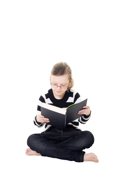 Νεαρή κοπέλα που διαβάζει ένα βιβλίο — Φωτογραφία Αρχείου