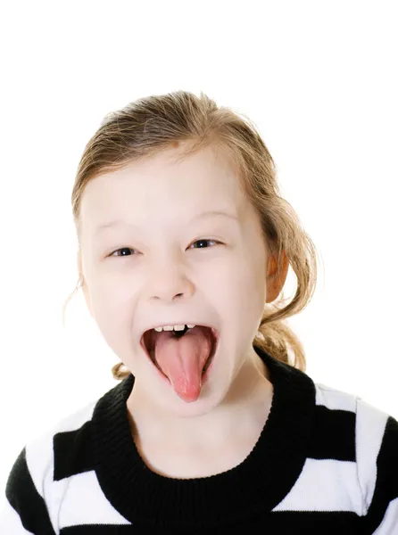 Junges Mädchen streckt ihre Zunge heraus — Stockfoto