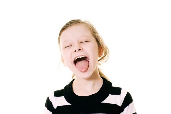 Jeune fille collant sa langue dehors — Photo