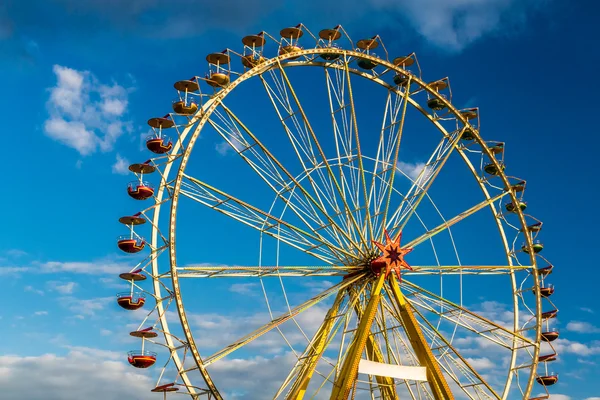Zábavní park s modrou oblohou — Stock fotografie
