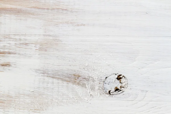 Close-up van planken met knopen geschilderd op wit — Stockfoto