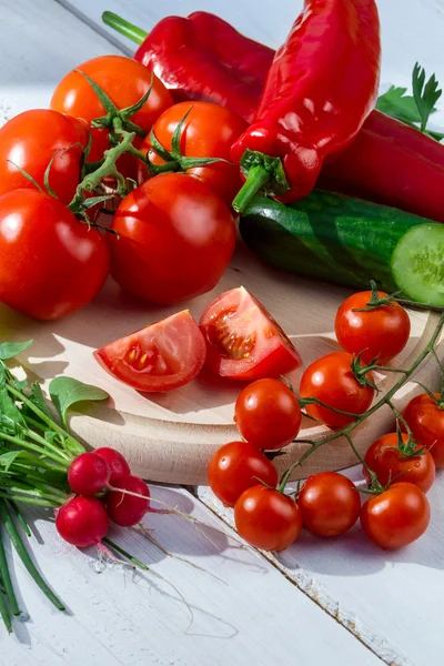 ヘルシーなサラダのための新鮮な生野菜の基礎 — ストック写真