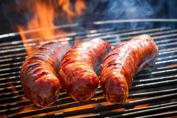 Churrasco com salsichas de fogo na grelha — Fotografia de Stock