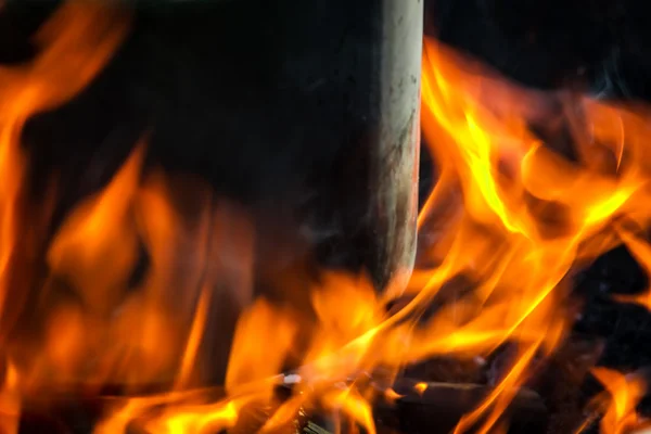 เปลวไฟในแคมป์ไฟ — ภาพถ่ายสต็อก