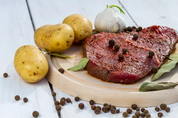 Raw beef steak with vegetables — Stock Photo, Image