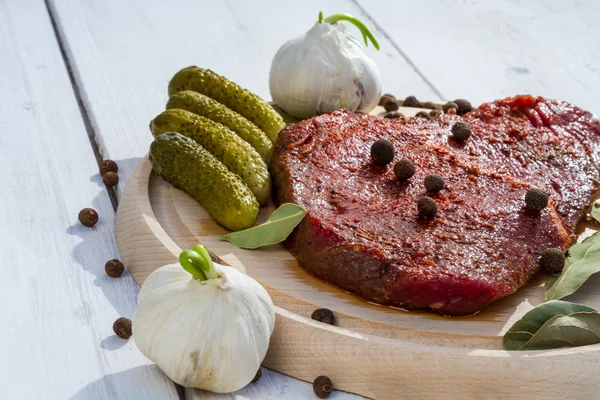 Seasoned steak ready to grill — Stock Photo, Image