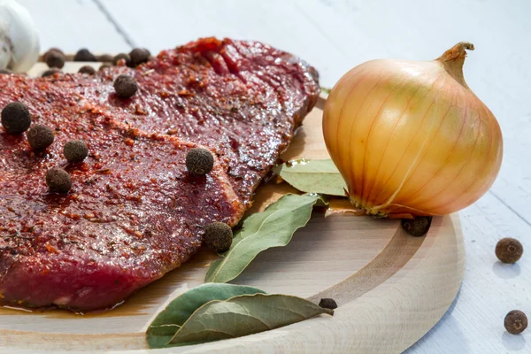Çiğ biftek kızartma için hazır baharatlı — Stok fotoğraf