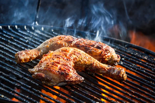 Flames frying chicken on the grill — Stock Photo, Image