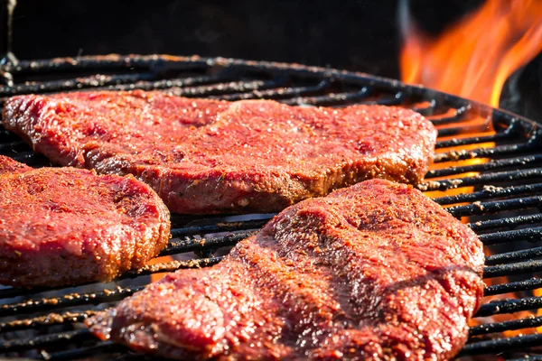 Steik på grill, grillbrent – stockfoto
