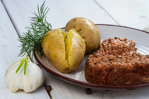 Kızarmış dana biftek, patates ve dereotu ile görev yaptı. — Stok fotoğraf