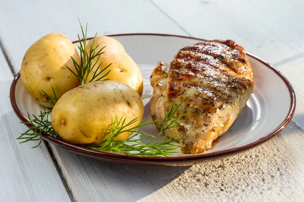 Pieczona pierś z kurczaka podawane z ziemniakami i koperkiem — Zdjęcie stockowe