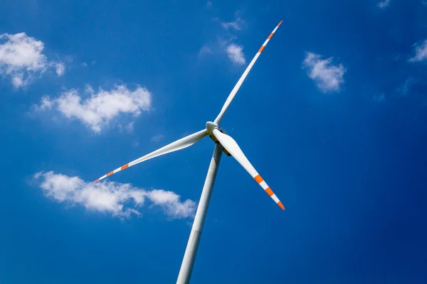 Gerador de energia turbinas eólicas em fundo céu azul — Fotografia de Stock