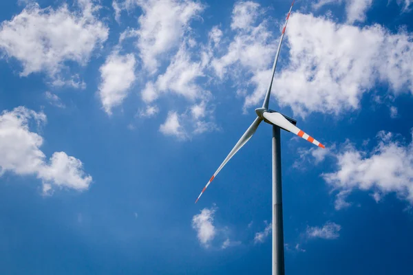 푸른 하늘 배경의 풍력 터빈 — 스톡 사진