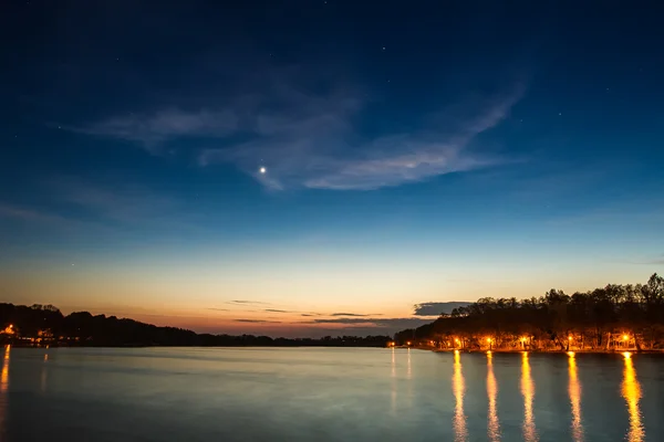 Sonnenuntergang und Sterne am See im Sommer — Stockfoto