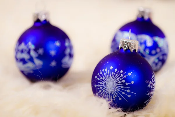 Albero blu Natale lampadina di vetro su sfondo bianco — Foto Stock