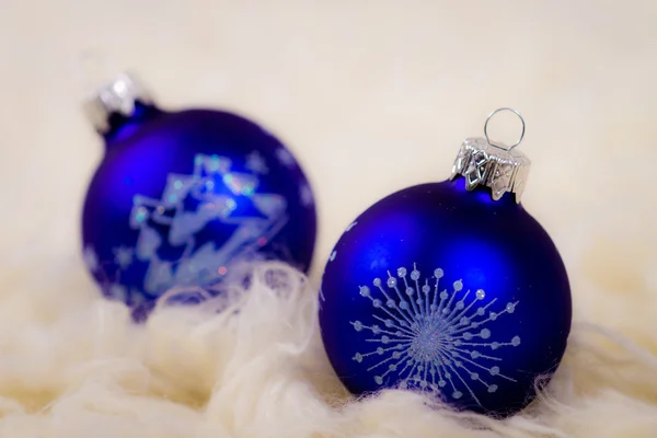 Dois bulbo de vidro azul natal no fundo branco — Fotografia de Stock