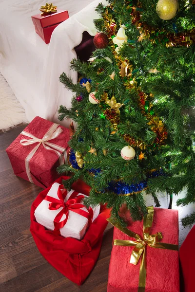 Four gifts with christmas tree in xmas — Stock Photo, Image