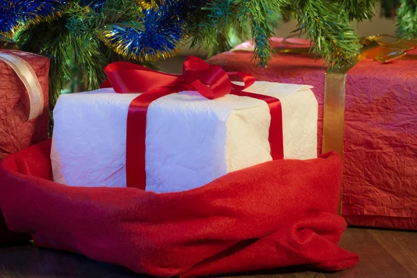 Zbliżenie czerwony prezent i zielonej choinki — Zdjęcie stockowe