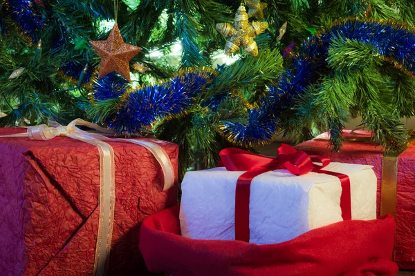 Röd gåvor med grön julgran — Stockfoto