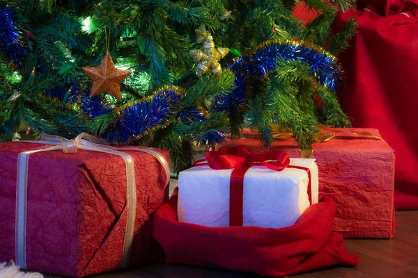 Regalos y árbol en la noche de Navidad — Foto de Stock