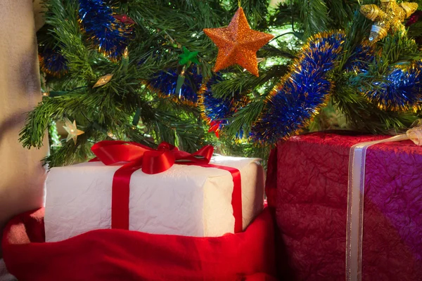 Christmas present with green christmas tree — Stock Photo, Image