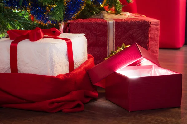Closeup open rode gift op Kerstmis decoratie achtergrond — Stockfoto