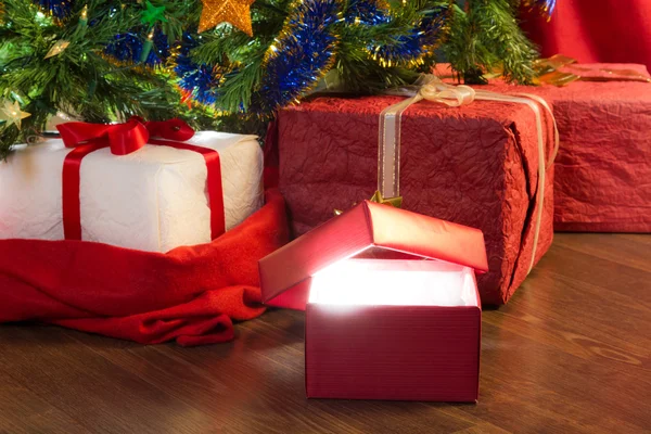 Zbliżenie otworzyć prezent czerwony z zielonej choinki — Zdjęcie stockowe