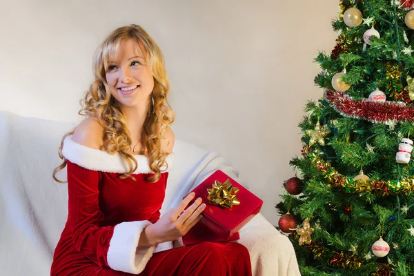 Lächelnde schöne Frau mit Weihnachtsgeschenk — Stockfoto