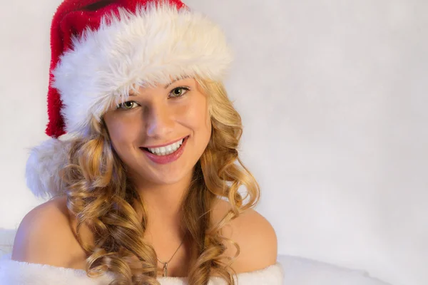 Ung vacker kvinna i röd jul slitage — Stockfoto