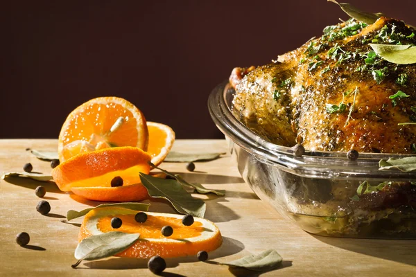 Kızarmış ördek turuncu meyve ile ahşap masa üzerinde hizmet vermektedir. — Stok fotoğraf