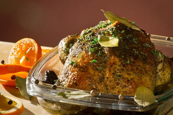 Gebraden kip in braadpan schotel met kruiden — Stockfoto