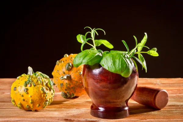 新鮮なスパイス オレンジ カボチャと木造モルタル — ストック写真