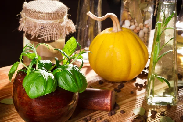 Grönsaker, örter och färska kryddor på trähylla — Stockfoto