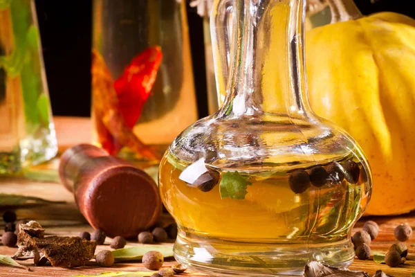Bottiglia con olio vegetale in cantina — Foto Stock