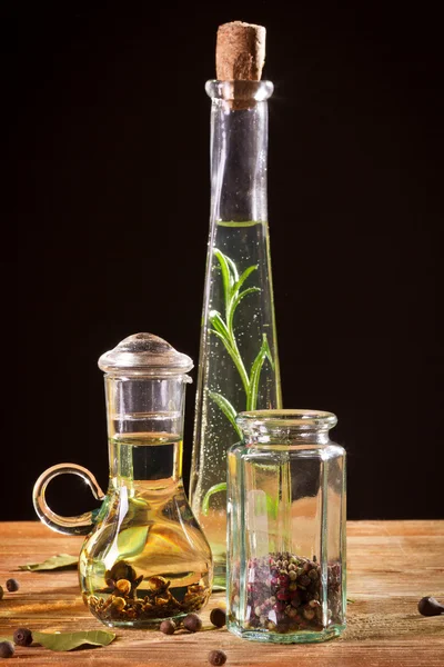 Bottiglia con olio vegetale in scaffale di legno — Foto Stock