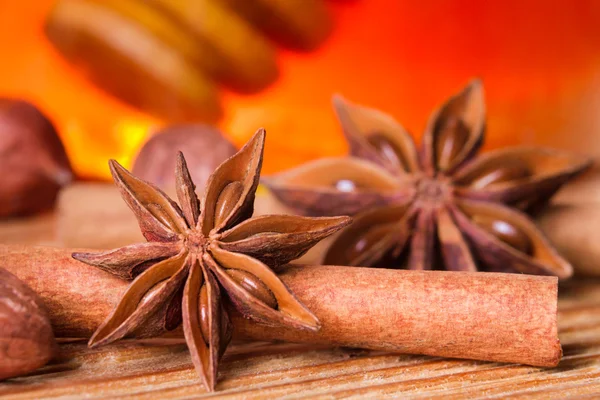 Honey jar, star anise and cinnamon bark — Stock Photo, Image
