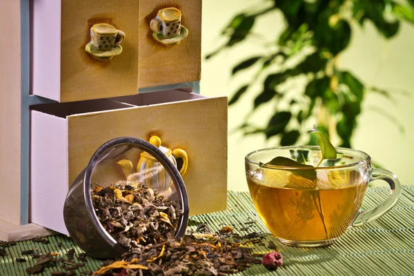 Tè Filtro e armadio con tazza — Foto Stock