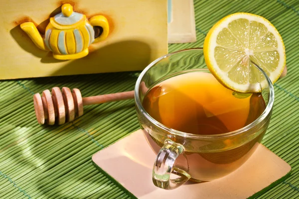 Tazza di tè e credenza con lavapiatti al miele — Foto Stock
